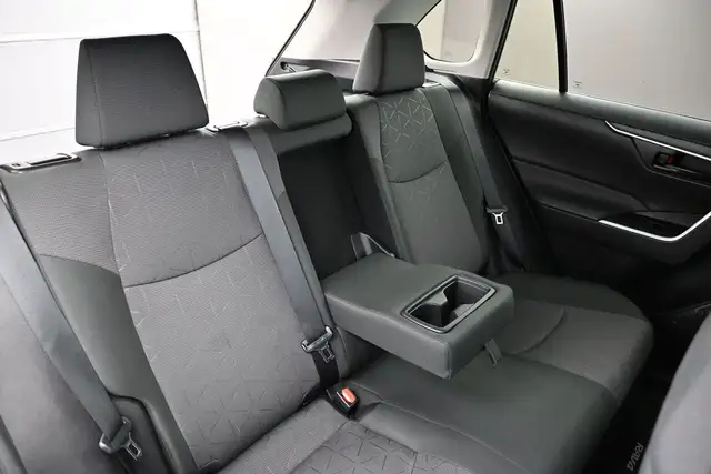 2025 Toyota RAV4 LE HYBRID & GAS |AWD | LOW MILEAGE | APPLE CARP - Photo 26