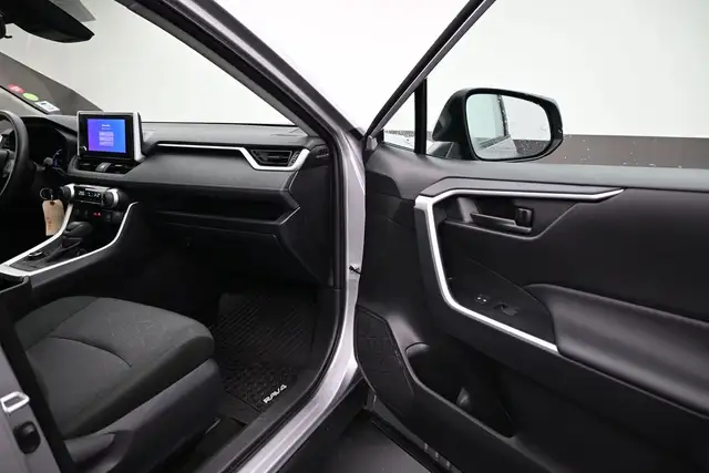 2025 Toyota RAV4 LE HYBRID & GAS |AWD | LOW MILEAGE | APPLE CARP - Photo 27