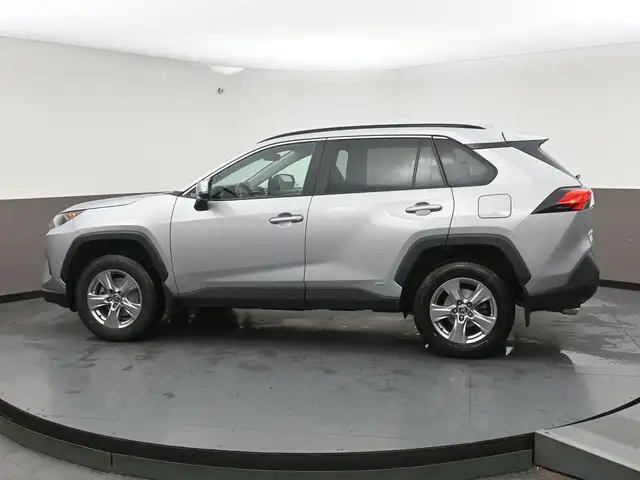 2025 Toyota RAV4 LE HYBRID & GAS |AWD | LOW MILEAGE | APPLE CARP - Photo 29