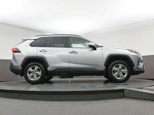 2025 Toyota RAV4 LE HYBRID & GAS |AWD | LOW MILEAGE | APPLE CARP - Photo 35