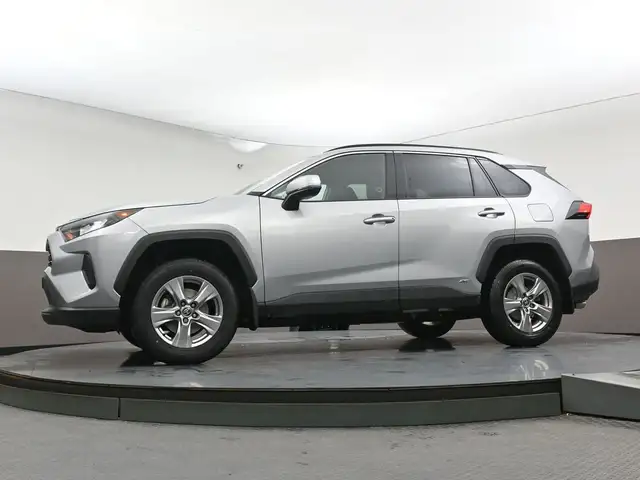 2025 Toyota RAV4 LE HYBRID & GAS |AWD | LOW MILEAGE | APPLE CARP - Photo 38