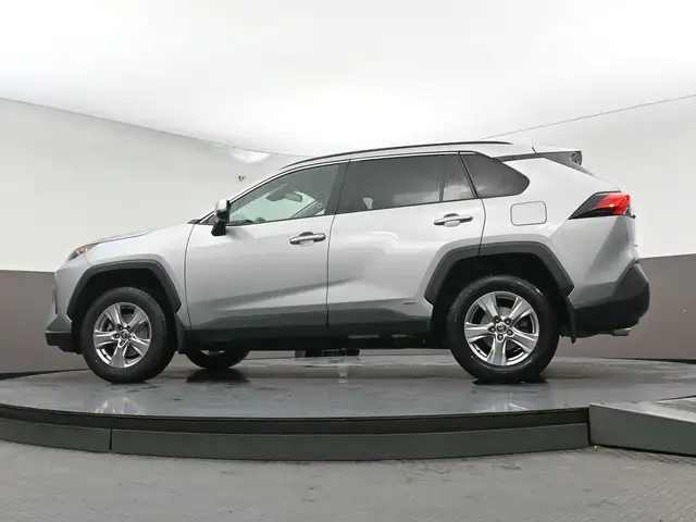 2025 Toyota RAV4 LE HYBRID & GAS |AWD | LOW MILEAGE | APPLE CARP - Photo 39