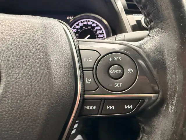 2020 Toyota Camry Hybrid XLE Auto, LEATHER, SUNROOF, NAVIGATION - Photo 18