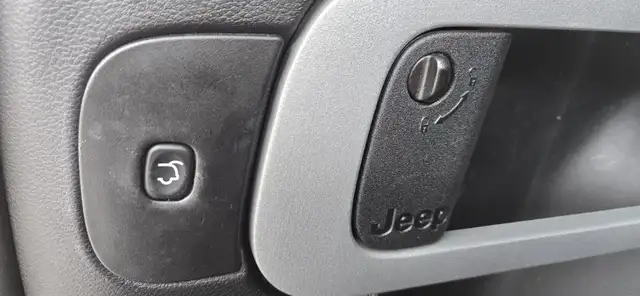 2015 Jeep Cherokee Sport 4dr 4x4 Automatic - Photo 16