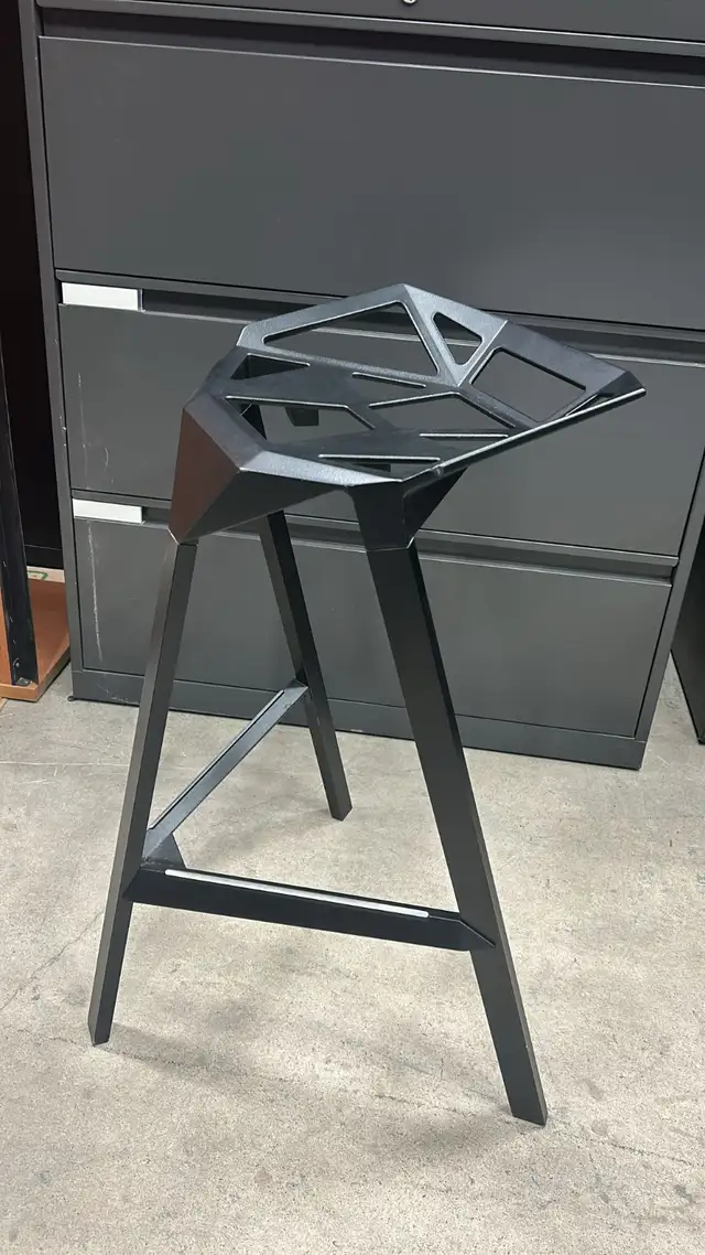 Hive Magis Stools One-Excellent Condition-Call us now! - Photo 4