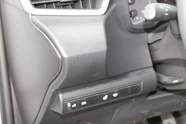 2025 Toyota Corolla LE - Photo 14