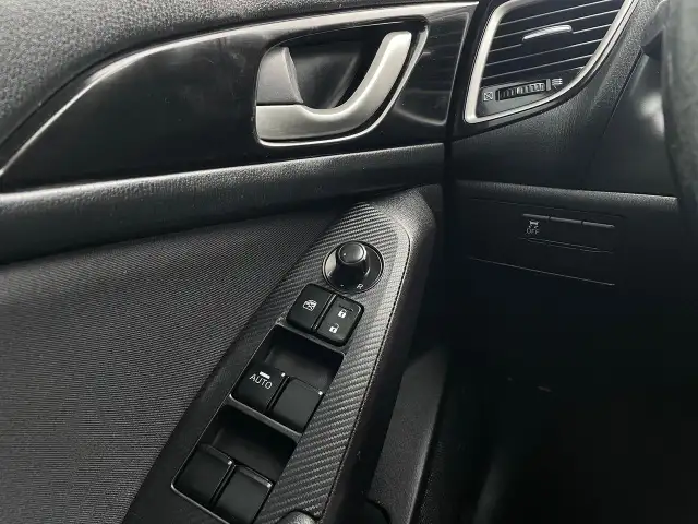 2015 Mazda MAZDA3 GS HEATED SEATS, BACKUP CAMERA, SAFETY - Photo 9