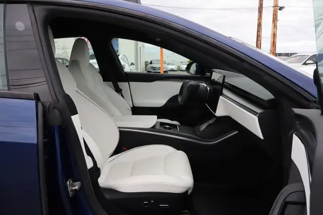 2022 Tesla Model S - Photo 21