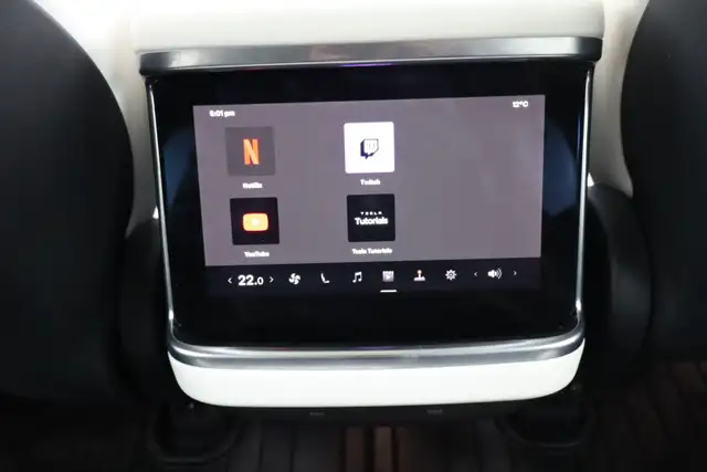 2022 Tesla Model S - Photo 25