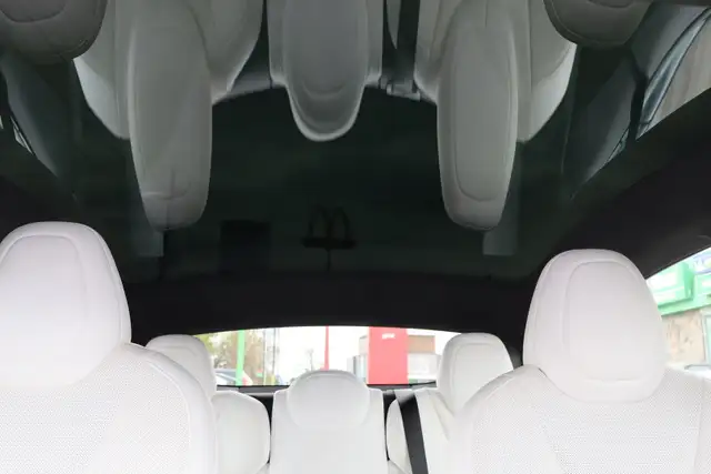 2022 Tesla Model S - Photo 32
