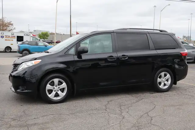 2015 Toyota Sienna - Photo 3