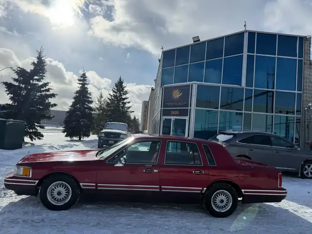 1994 Lincoln Town Car - Photo 2