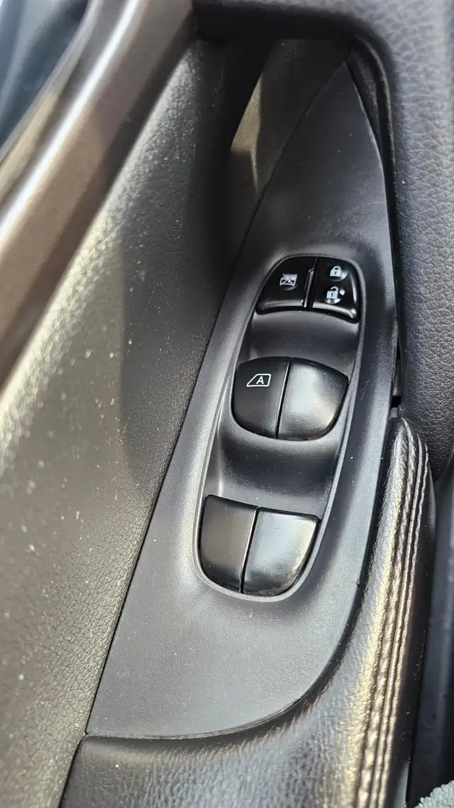 2014 Nissan Rogue S AWD - Photo 19