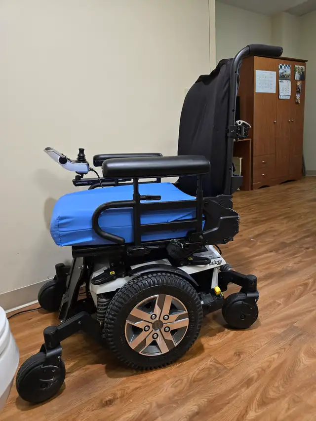 Quantum Edge Power Chair - Photo 3