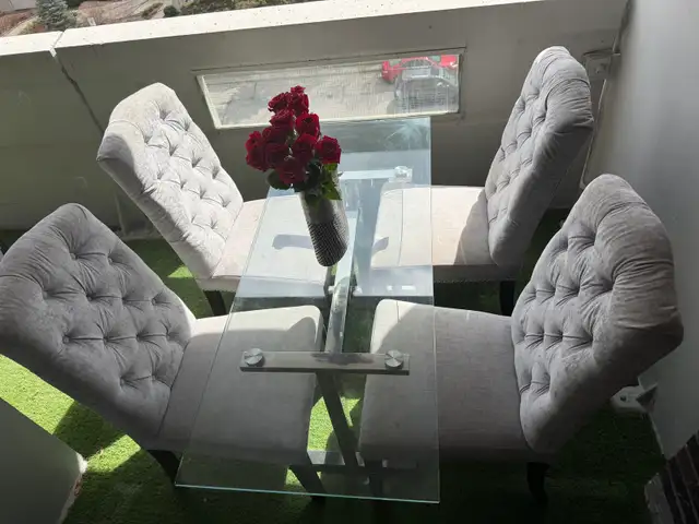 Dining table with four chairs in great condion