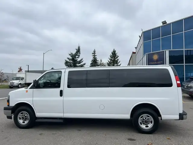 2022 GMC Savana - Photo 3