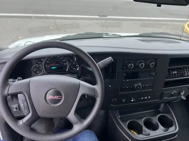 2022 GMC Savana - Photo 8