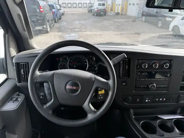 2022 GMC Savana - Photo 9