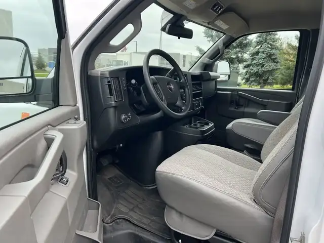 2022 GMC Savana - Photo 14