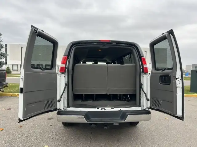 2022 GMC Savana - Photo 19