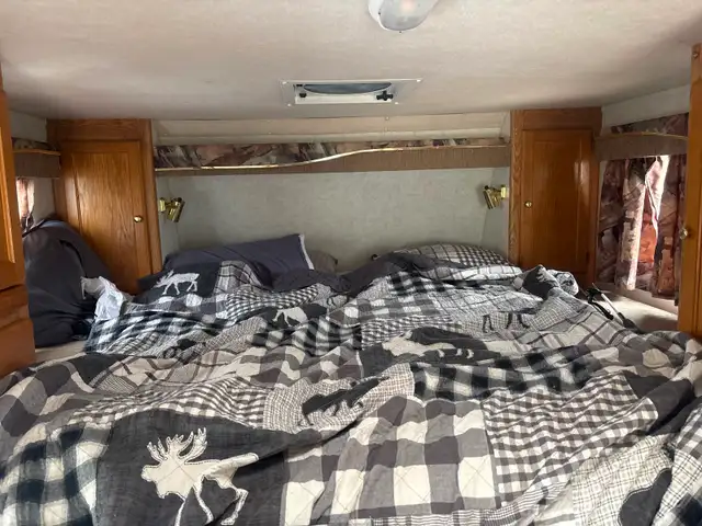 2002 Bigfoot camper - Photo 2