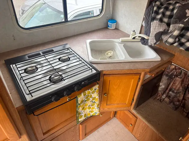 2002 Bigfoot camper - Photo 3