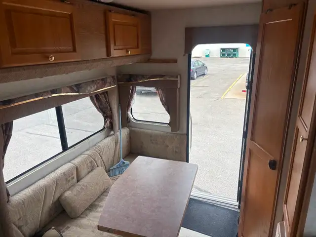 2002 Bigfoot camper - Photo 4