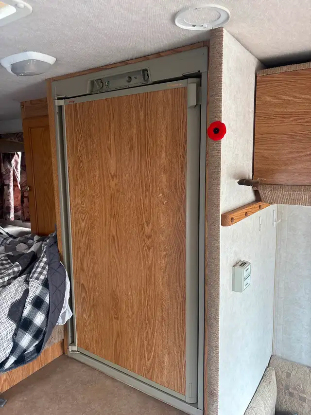 2002 Bigfoot camper - Photo 6