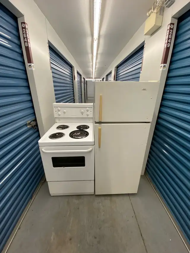 WHITE FRIDGE N STOVE - Photo 10
