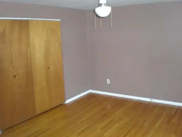 Half Double Unit in Carleton Heights with fenced-in private yard - Photo 4