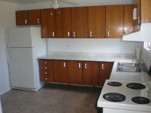 Half Double Unit in Carleton Heights with fenced-in private yard - Photo 8