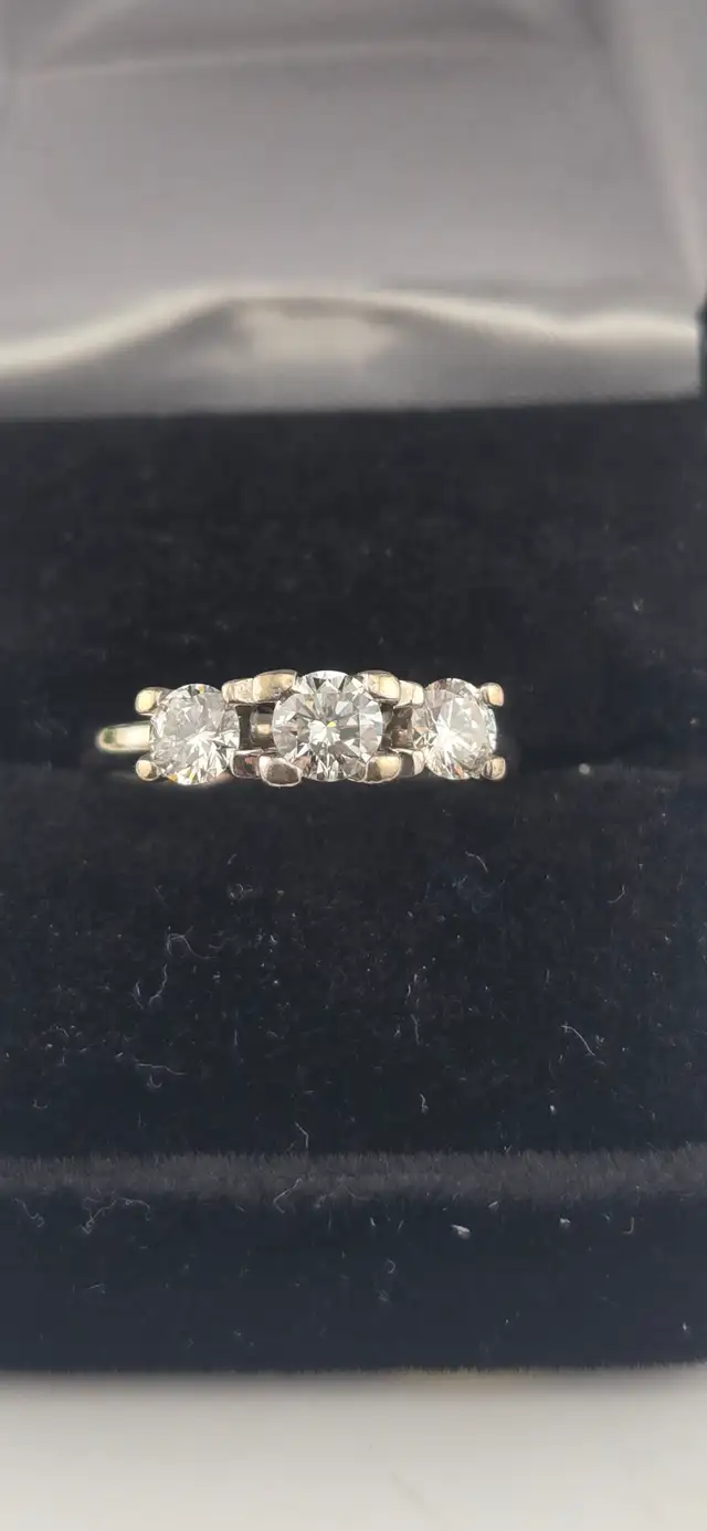 18KT 3-Stones White Gold Diamond Ring,3.99g, Size 6.75 (#7495) - Photo 3