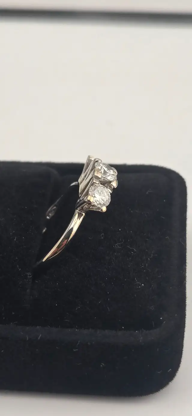 18KT 3-Stones White Gold Diamond Ring,3.99g, Size 6.75 (#7495) - Photo 4
