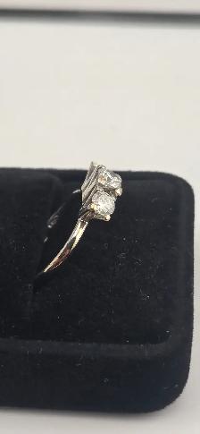 18KT 3-Stones White Gold Diamond Ring,3.99g, Size 6.75 (#7495) - Photo 4