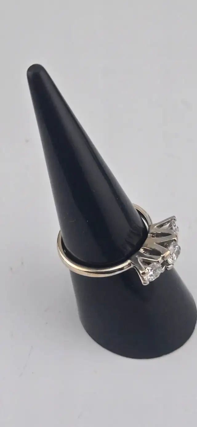 18KT 3-Stones White Gold Diamond Ring,3.99g, Size 6.75 (#7495) - Photo 5