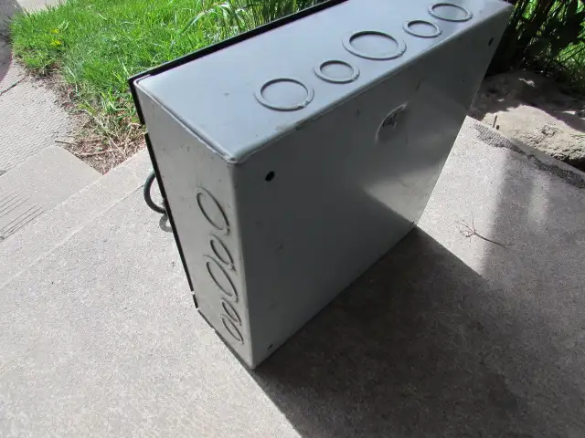Pro built electrical sub panel 110 volts, fused at 10 amps - Photo 4
