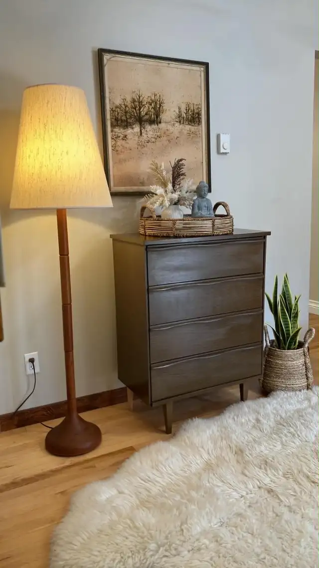 Mid century modern Dresser Commode 4 tiroirs. Teak teck lamp NOT