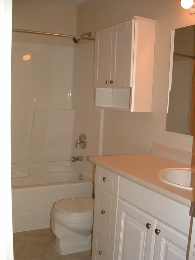 1 bedroom apt/ furnished/unfurnished in quiet building downtown - Photo 2