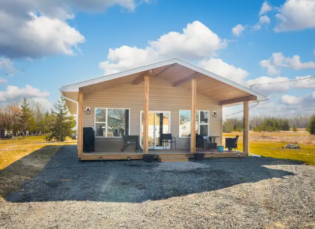 Well-built 1100sqft Bungalow just a short walk from the lake!