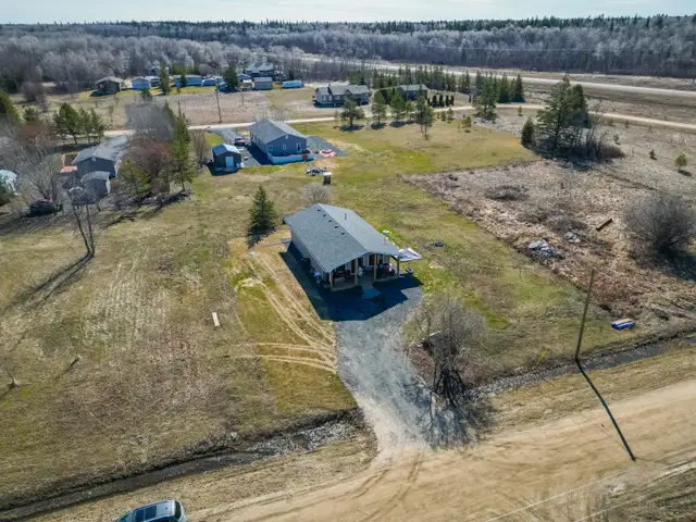 Well-built 1100sqft Bungalow just a short walk from the lake! - Photo 8