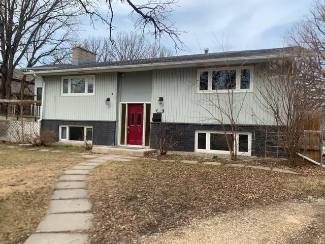 4 bedroom bi-level house with a sunroom for rent