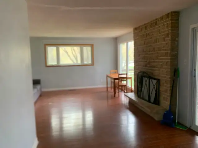 4 bedroom bi-level house with a sunroom for rent - Photo 3