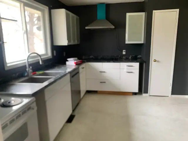 4 bedroom bi-level house with a sunroom for rent - Photo 4
