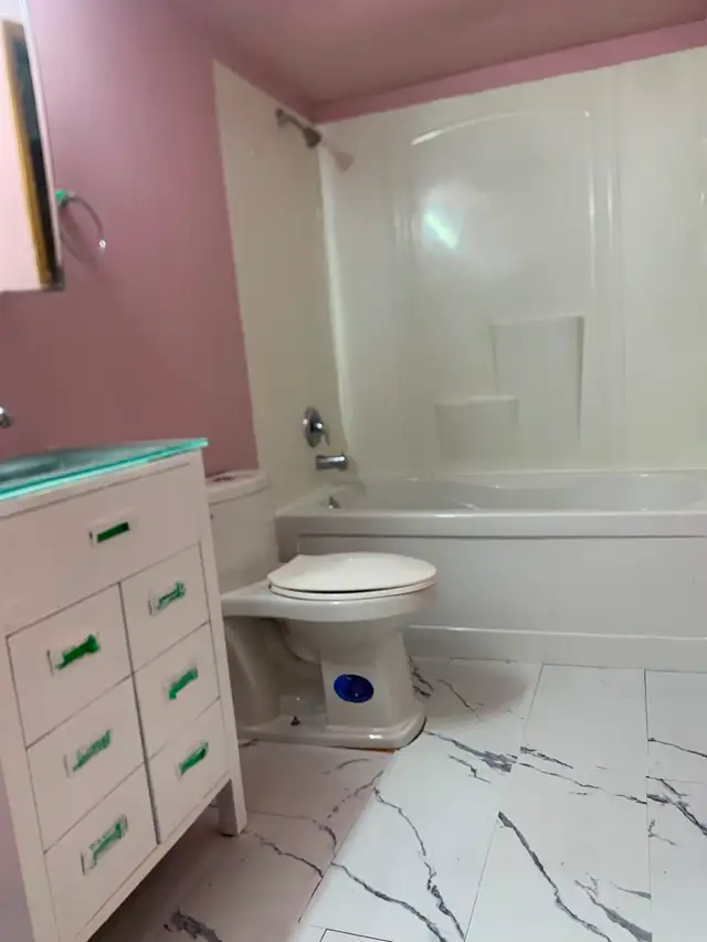 4 bedroom bi-level house with a sunroom for rent - Photo 10