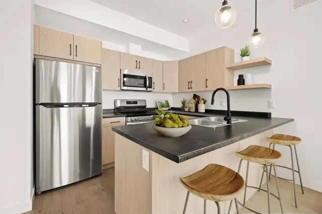 Spacious 3 Bedroom Apartment! With Fitness Centre! - Photo 2