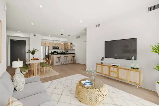 Spacious 3 Bedroom Apartment! With Fitness Centre! - Photo 3