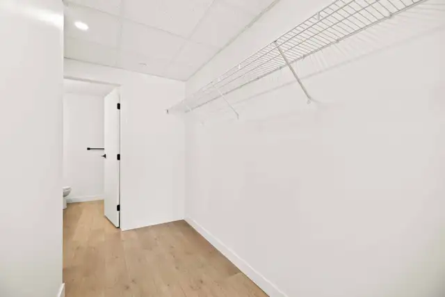 Spacious 3 Bedroom Apartment! With Fitness Centre! - Photo 8