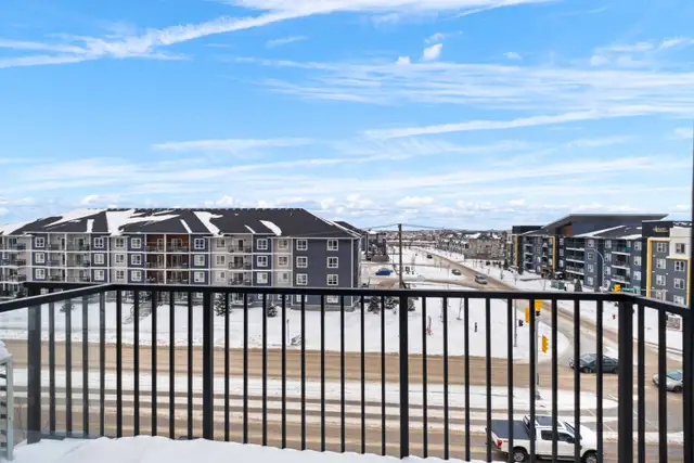Spacious 3 Bedroom Apartment! With Fitness Centre! - Photo 9