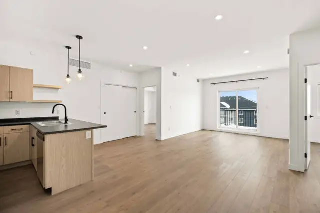 Spacious 3 Bedroom Apartment! With Fitness Centre! - Photo 10