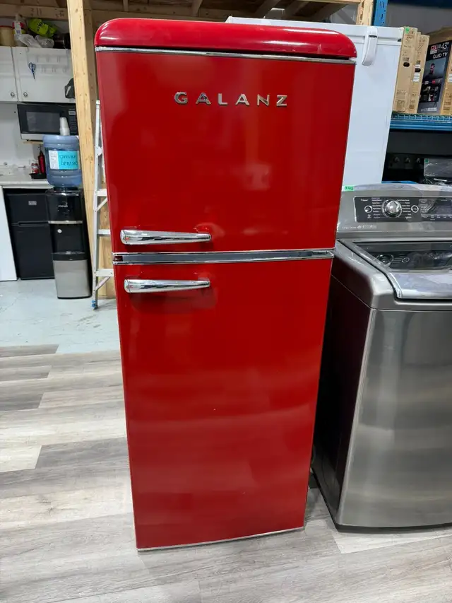 Fridge 24' 10 cu ft Galanz Retro  Top Freezer (GLR10TRDEFR) Red